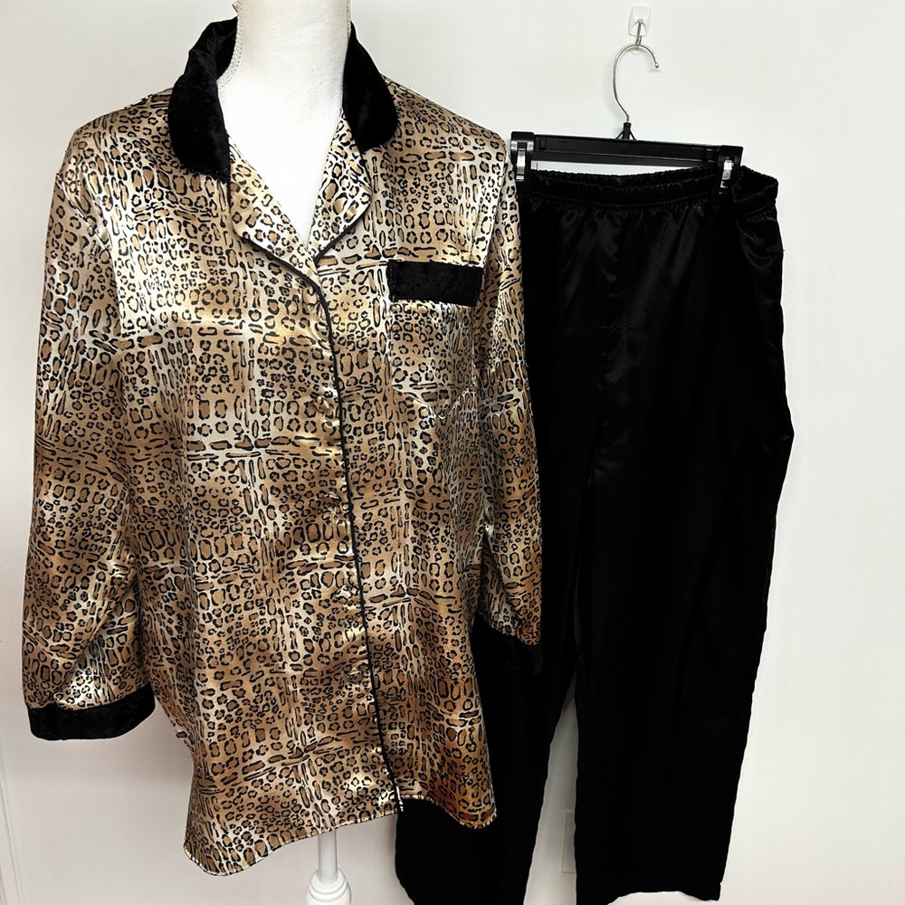 Leopard Print Satin Pajama Set Size Medium.
